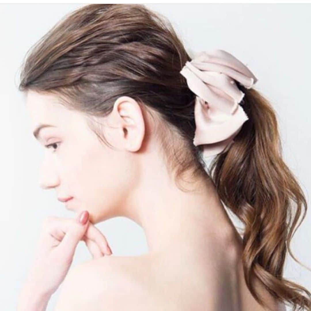 AngeBloomのインスタグラム：「@angebloom_official#angebloom #アンジェブルーム #ヘアアレンジ#簡単ヘアアレンジ #バナナクリップ#ヘアクリップ#プレゼント#誕生日#誕生日プレゼント#オフィススタイル#ママコーデ#パーティースタイル#結婚式コーデ#結婚式#女子会#プチプラ#母の日ange#hairarrange #hairaccessories #hairstyle #hairstyles #giftideas #madeinjapan」