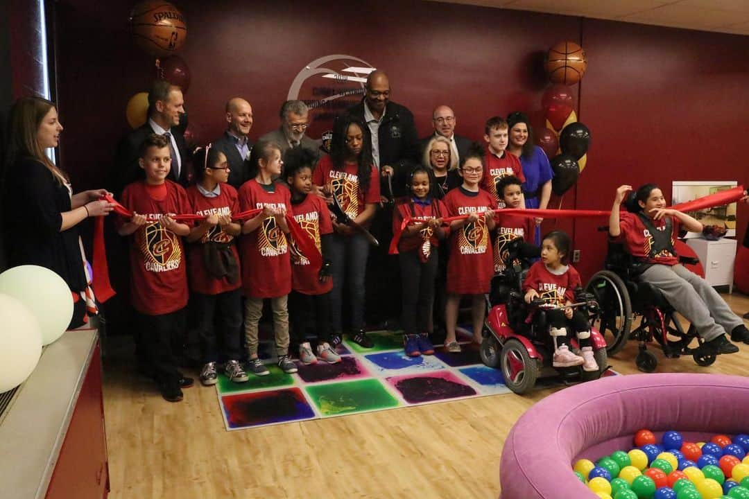 キャブスさんのインスタグラム写真 - (キャブスInstagram)「Thanks to help from @sherwinwilliams, the @clevelandmetroschools Clara E. Westropp Elementary School Sensory Room is officially open for exploring!  This brand-new space is the 21st of our Reading & Learning Centers, and the first-ever sensory room version.  #CavsCare」5月11日 3時36分 - cavs