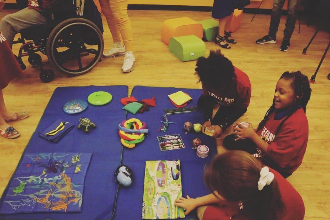 キャブスさんのインスタグラム写真 - (キャブスInstagram)「Thanks to help from @sherwinwilliams, the @clevelandmetroschools Clara E. Westropp Elementary School Sensory Room is officially open for exploring!  This brand-new space is the 21st of our Reading & Learning Centers, and the first-ever sensory room version.  #CavsCare」5月11日 3時36分 - cavs