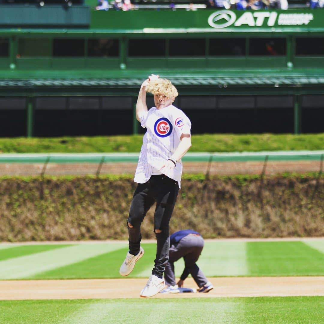シカゴ・カブスさんのインスタグラム写真 - (シカゴ・カブスInstagram)「Tricky first pitch with @tristanj22! 🔥」5月11日 3時38分 - cubs