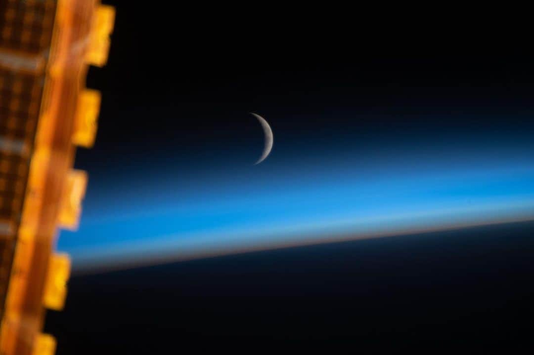 国際宇宙ステーションさんのインスタグラム写真 - (国際宇宙ステーションInstagram)「The waxing crescent moon is photographed just above Earth's limb and the bluish hue of the atmosphere at the beginning of an orbital sunrise. A portion of one of the International Space Station's solar arrays is seen in the left foreground as the orbital complex flew 258 miles above the Sea of Japan. #nasa #roscosmos #csa #jaxa #esa #unitedstates #russia #canada #japan #europe #moon #earth #sunrise」5月11日 3時45分 - iss