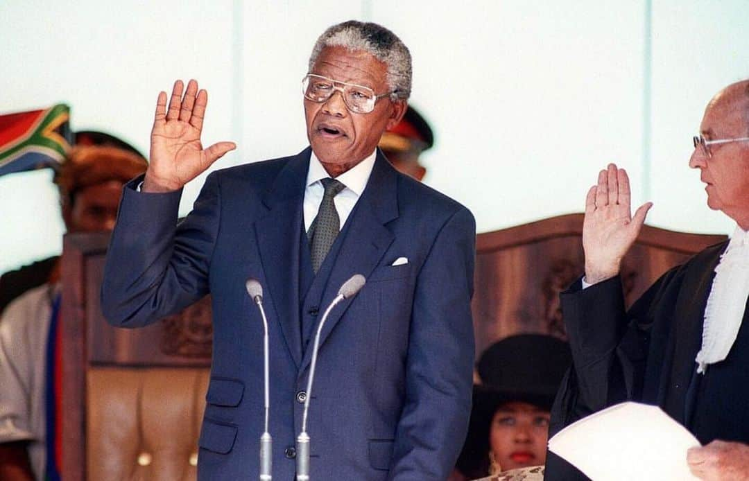 ナオミ・キャンベルさんのインスタグラム写真 - (ナオミ・キャンベルInstagram)「Today marks the 25th anniversary of President Nelson Mandela’s inauguration. On this day, May 10th 1994, Nelson Mandela was sworn in as the first black President of South Africa, changing the course of history forever 🙌🏾♥️🇿🇦 I love you Tata ♥️ #25years #NelsonMandela #FBF#NAOMIAFRICA」5月11日 3時59分 - naomi