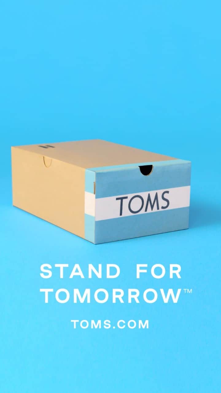 のインスタグラム：「With the help of your purchase, TOMS proudly supports our giving partners across a variety of impact initiatives, including: shoe giving, safe water, ending homelessness, mental health, and equality. Tell us what you stand for. Pick your style, pick your stand -- shop now on TOMS.com. #standfortomorrow」