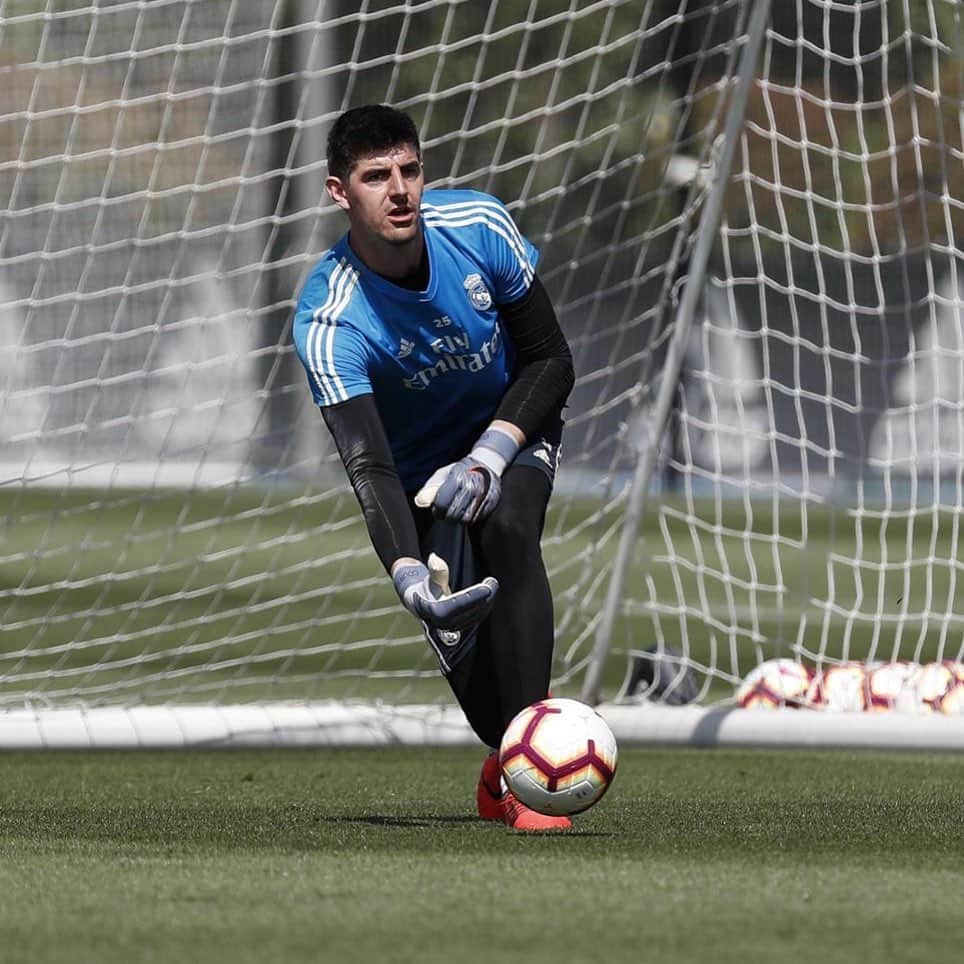 ティボ・クルトゥワのインスタグラム：「#HalaMadrid」