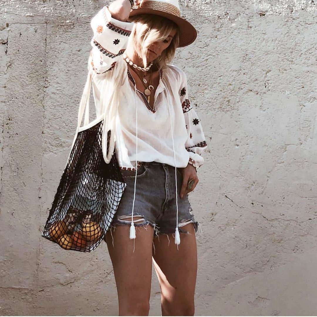 スターメラのインスタグラム：「Floral and folk style!! ⭐️ RILLA TOP • • • • • • • • • • • amazing styling and pic by @carnetsauvage  #starmelatop #online#lovesummerhateeverythingelse#friday#love#embroidery #summervibes #traditionalhandcraft #starmelatop#amazingtop#perfecttop#india#newyork#instafashion #fashion#bohostyle#bohochic#etnicstyle」