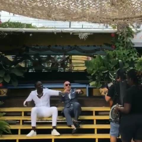 エイコンのインスタグラム：「@Akon @Pitbull @Elnegreeto on the Set of New Music video Shoot 'Te quiero Amar' 🔥🔥🔥 in Miami #Videoshoot  #Pitbull #Musicvideo #Billboard #Elnegreeto #Spanish  #mrworldwide #mr305」