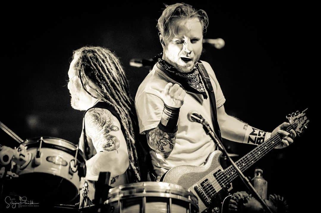 Shinedownさんのインスタグラム写真 - (ShinedownInstagram)「Myrtle Beach... Let’s friggen do this!!! Stoked for two back to back nights at @hobmyrtlebeach. Tix still available for tonight at Shinedown.com . . 📷 @sanjayparikhphoto #shinedown #eveningwithshinedown #extendedset #myrtlebeach #houseofblues」5月11日 3時57分 - shinedown