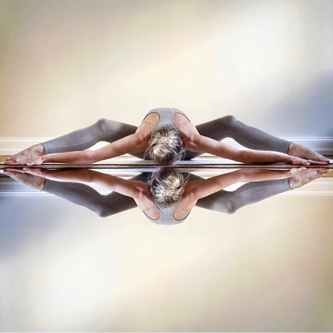 ALO Yogaさんのインスタグラム写真 - (ALO YogaInstagram)「We don’t use the body to understand the poses, but instead use the poses to understand the body 🙏  @ania_75 gets deep into her stretch in her Lead Lark Tank & Airbrush Legging ❤️ #aloyoga #yoga」5月11日 4時01分 - aloyoga