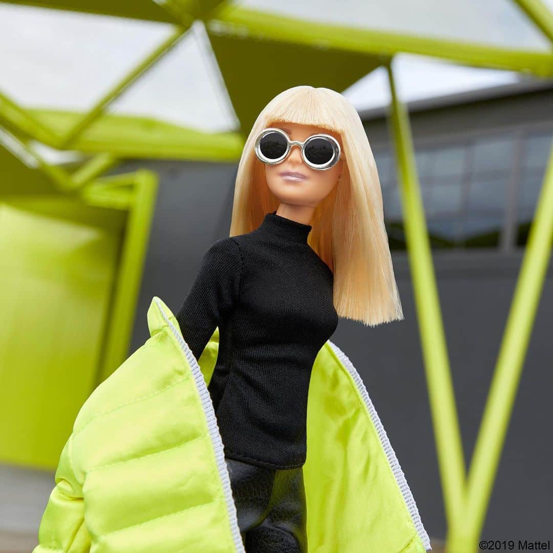 バービーさんのインスタグラム写真 - (バービーInstagram)「When you overdress for the weather, but you're still committed to your look. 🖤 #barbie #barbiestyle⁣」5月11日 4時02分 - barbiestyle