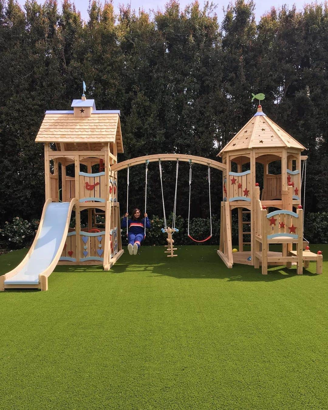 ミンディ・カリングさんのインスタグラム写真 - (ミンディ・カリングInstagram)「All I’ve ever wanted for my kid is to have “the fun house”. Remember that one friend that had the coolest backyard and everyone wanted to hang out there all the time? Well, now I’m the cool parent with the cool backyard 🤸🏾‍♀️🏃🏾‍♀️ Thanks @cedarworksplay! 💞」5月11日 4時04分 - mindykaling