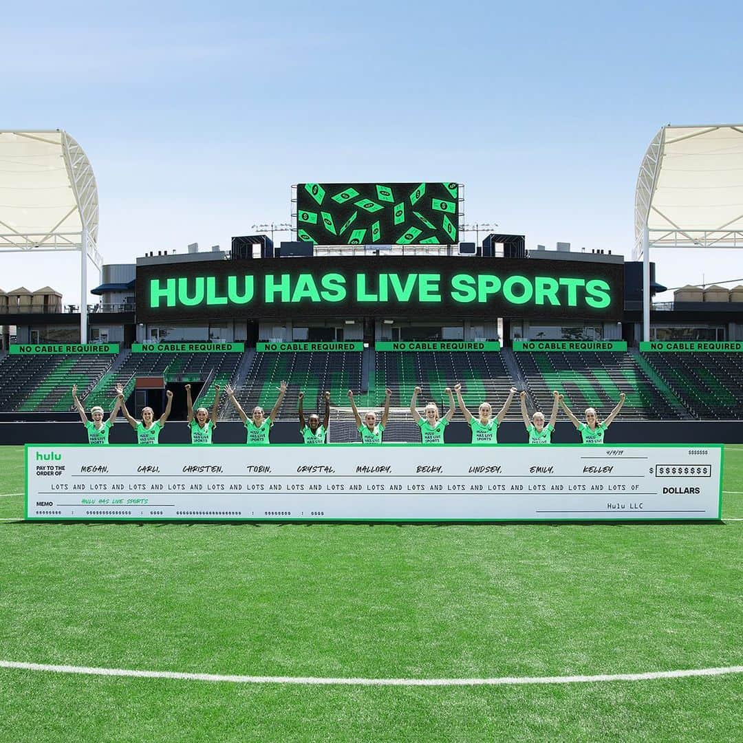 ミーガン・ラピノーさんのインスタグラム写真 - (ミーガン・ラピノーInstagram)「Hulu's paying us lots and lots and lots of dollars to tell you that #HuluHasLiveSports. Watch us in the World Cup this summer - live on @hulu! #TeamHuluSellouts #HuluSellouts #ad」5月11日 4時07分 - mrapinoe