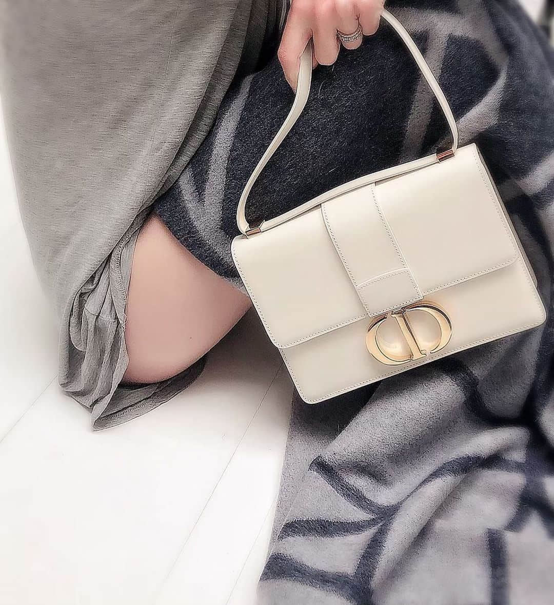 ジェイミー・キングさんのインスタグラム写真 - (ジェイミー・キングInstagram)「It is my honor to hold this iconic bag, named after the original address of Christian Dior’s first ever building and ateliers in Paris, filled with history, it encompasses the heritage and the codes of the House 🌹#Dior30Montaigne #SuppliedByDior」5月11日 4時26分 - jaime_king