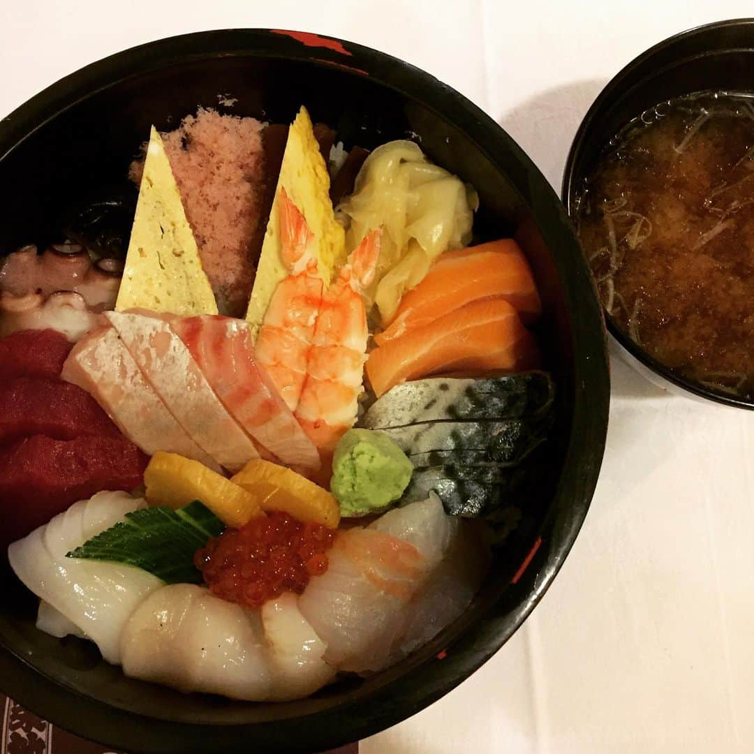 大森美希さんのインスタグラム写真 - (大森美希Instagram)「#chirashi #sushi #japanesefood #cuisinejaponaise #paris #parislife #spring #fish #poisson #printemps #saintgermaindespres #ちらし寿司 #寿司 #パリ #パリ生活 #パリ散歩 #パリところどころ #お寿司屋さん 🍣 #海外生活 #海外で働く #令和元年 🇯🇵」5月11日 4時21分 - mikiomori_