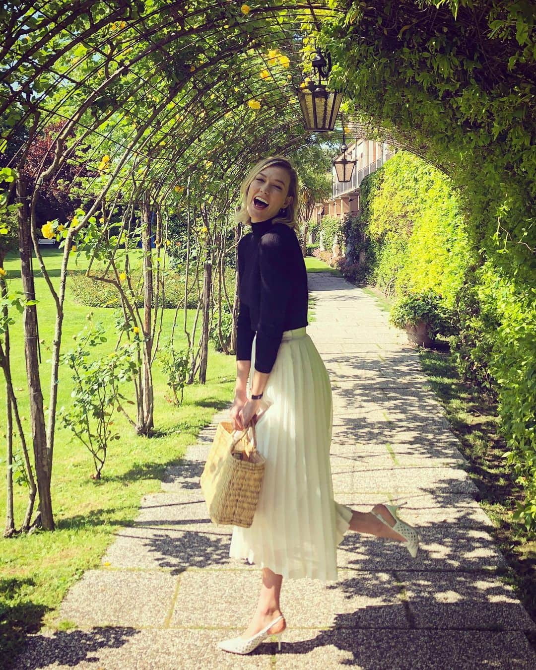 デレク・ブラスバーグさんのインスタグラム写真 - (デレク・ブラスバーグInstagram)「We strolled thru the garden and I wasn’t sure if she was doing a supermodel-twirl thing or having the world’s most glamorous asthma attack 🤷🏻‍♂️🌾 @karliekloss」5月11日 4時23分 - derekblasberg