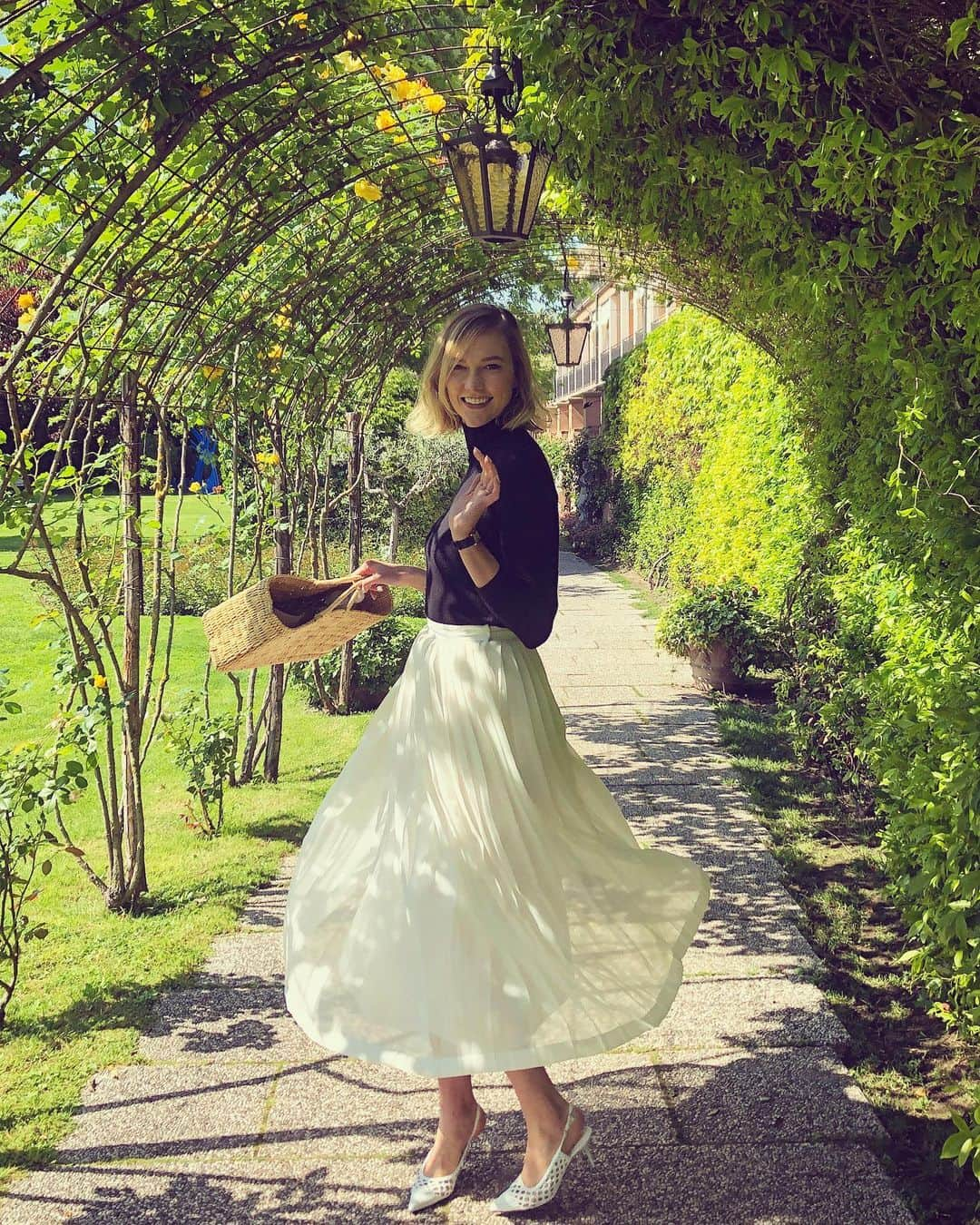 デレク・ブラスバーグさんのインスタグラム写真 - (デレク・ブラスバーグInstagram)「We strolled thru the garden and I wasn’t sure if she was doing a supermodel-twirl thing or having the world’s most glamorous asthma attack 🤷🏻‍♂️🌾 @karliekloss」5月11日 4時23分 - derekblasberg