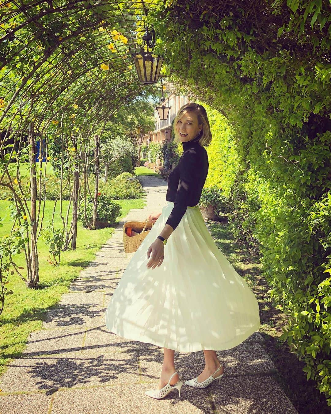 デレク・ブラスバーグさんのインスタグラム写真 - (デレク・ブラスバーグInstagram)「We strolled thru the garden and I wasn’t sure if she was doing a supermodel-twirl thing or having the world’s most glamorous asthma attack 🤷🏻‍♂️🌾 @karliekloss」5月11日 4時23分 - derekblasberg