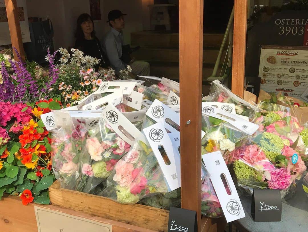 座間アキーバさんのインスタグラム写真 - (座間アキーバInstagram)「5/11.5/12 町田のカフェカツオで新しいとんぼワゴンに花を詰めてギフト売ってます〜  #mothersday #flowers #hanatombo #akivazama」5月11日 15時30分 - akivaz