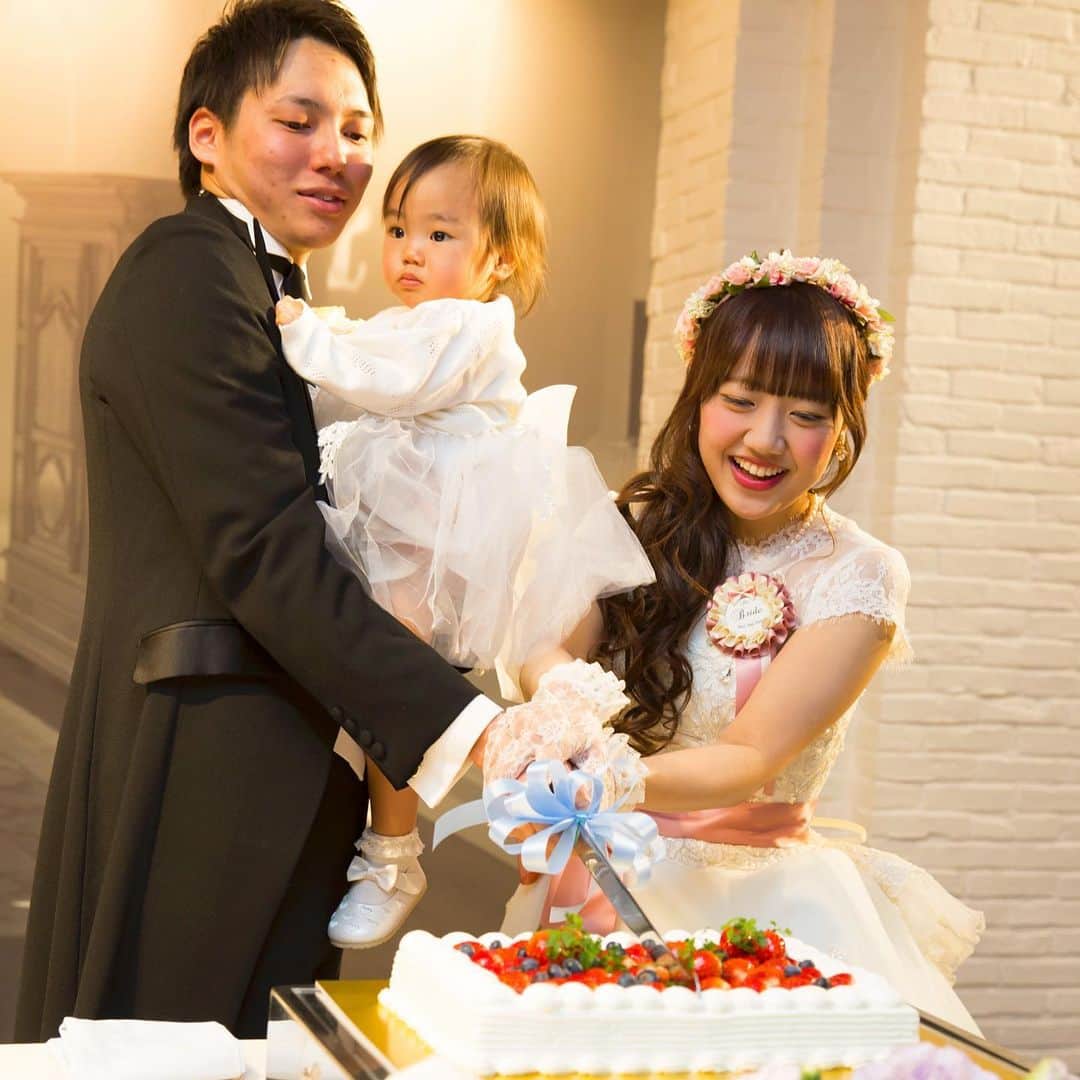 ロイヤルホールヨコハマ【公式サイト】さんのインスタグラム写真 - (ロイヤルホールヨコハマ【公式サイト】Instagram)「お子様と一緒に家族挙式を行ったお客様 アットホームな雰囲気がお写真からも伝わってきます お孫さんのかわいらしさに、おじいちゃまもいい表情♪ * 【#ロイヤルホールヨコハマ】のタグをつけて写真をUPしてね。ロイヤルホールの記事にのるかも♡  心に残る結婚式の様子や披露宴のこだわり演出を結婚式レポートとしてご紹介します＊ * 結婚式準備に役立つアイデア満載、おしゃれなウェディングの参考にしてみてはいかがでしょうか♪ * ロイヤルホールの結婚式レポートはプラコレＷeddingのサイトからご覧いただけます。 * 【プラコレ　ロイヤルホール　レポート】で検索 * もしくは【https://pla-cole.wedding/planners/648?wedding_report_id=4149】に アクセスしてみてね☆ * #ロイヤルホールヨコハマ #セントパトリックチャーチ #婚約中#プレ花嫁#チャペル #日本中のプレ花嫁さんと繋がりたい #全国のプレ花嫁さんと繋がりたい #教会#教会式#バージンロード #横浜花嫁#dressy#プラコレ #結婚式#赤いバージンロード #ステンドグラス #ブライダル#ウェディングレポ #結婚式レポ#結婚式コーデ#結婚式準備 #ウェディング#卒花嫁#卒花 #ウェディングフォト#披露宴#オリジナルウェディング #ブライダルフェア#式場見学」5月11日 15時29分 - royalhall_yokohama