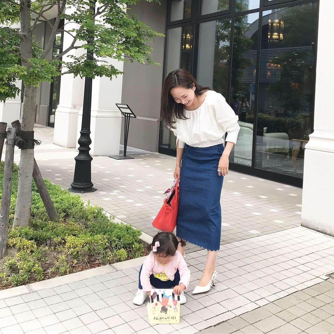 kyoco_ococさんのインスタグラム写真 - (kyoco_ococInstagram)「お写真撮ってたら、娘が絵本持ってきた😂💕 そこに座るの😂の図) . .  #iena#ronherman#hermes#dior#bonpoint#familiar」5月11日 15時22分 - kyocoococ