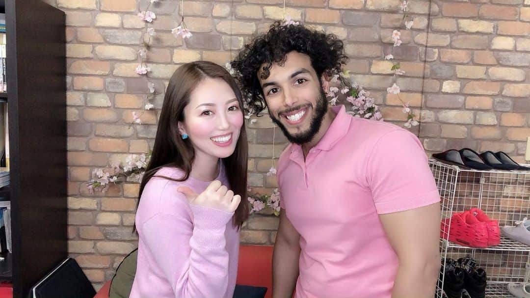 ありさ・あげまんクリエイターのインスタグラム：「1年越しのMichaelの英会話レッスン😆﻿ @212englishschool ﻿ 去年のGW前に知り合ってたのに﻿ なかなか都合が合わず行けなかったけど﻿ やっと行けた‼️﻿ ﻿そしてピンクかぶり笑  Michaelのレッスンを受けてみて﻿ 自分の英語力とか理解力、﻿ どこがわかってなくて﻿ どこがわかってるのか、﻿ それがわかるから質問も的確にできる✨﻿ ﻿ よくさ﻿ 『わからないところがわからない』﻿ とかあると思うんだけど、﻿ それが全くなかった😁👍🏻﻿ ﻿ とっても楽しいレッスンでした❤️﻿ ﻿ 帰り際、まさかのフォロワーさんとバッタリ‼️﻿ ﻿ @jigglycandles  キャンドルのプレゼントありがとうございました❤️﻿」