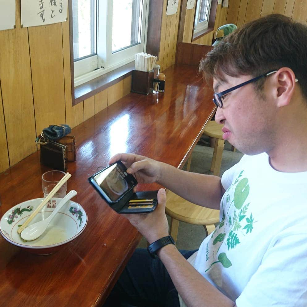 新山大さんのインスタグラム写真 - (新山大Instagram)「さっきあお鬼でラーメン食べたばっかりなのに、またラーメン。はしごラーメン。てへっ😛 こんどはマタベエ。うんめーー！！！ 汁も全部飲んだっす。はるよしも。 うー、腹きつい。。。 #マタベエ #青森市 #ラーメン」5月11日 15時28分 - dai_niiyama