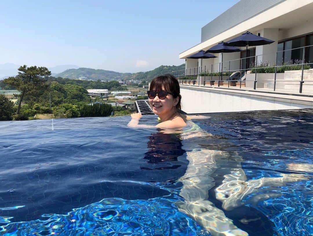 阿部洋子さんのインスタグラム写真 - (阿部洋子Instagram)「🗻 ちっさく富士山!!! #富士山  #現実逃避  #trip  #infinity #pool」5月11日 13時55分 - hirocoring