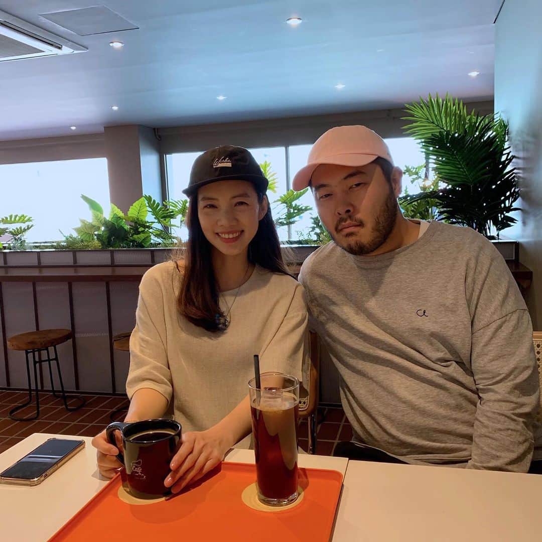 キム・ギバンのインスタグラム：「. 나는 일년 중에 300일이상 아아. 희는 일년 중에 300일이상 따아. 마시다가 뜨거우면 내 꺼 마시기~ 평생 내 시원한커피 나눠줄게^^😍 . #희바라기방 #데이트 #갈수록음흉해지는내눈 #웃을때너무예뻐서볼때마다놀라게되는희바리」