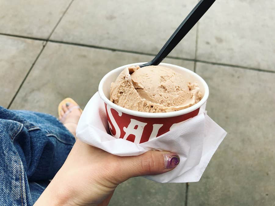 野尻美穂さんのインスタグラム写真 - (野尻美穂Instagram)「暑いなぁ。アイス食べたい🍨  SALT&STRAWで頼むアイスはぜーったいコーヒー&バーボン🍨ハーゲンダッツもコーヒーフレーバー。この前のグランドキャニオンでもエスプレッソ。日本なら絶対チョコを選ぶけどこっちでは甘すぎて食べれないからそうしてる😋 #miho_LA  #saltandstraw  #icecream」5月11日 14時01分 - miho_cocoa
