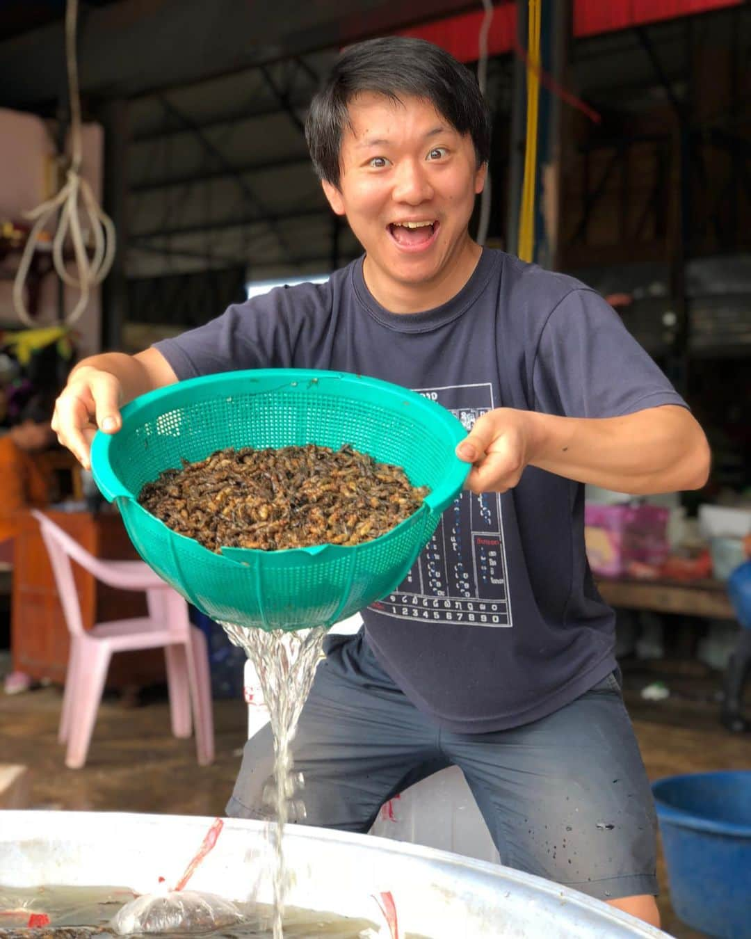 篠原祐太のインスタグラム：「‪イケてる虫専門店みつけた、、、🐜 ⠀  it is very very happy to be surrounded by insects. all-you-can-eat insects like heaven🦗 ⠀ 右見ても、左見ても、山盛りの虫たちが。コオロギ、ケラ、コガネムシ、アリ、セミ、バッタと種類もたくさん。なにここ？天国！？？食べ放題じゃん、、、‬🐝 #thailand #market #insects #trip #food #antcicada」