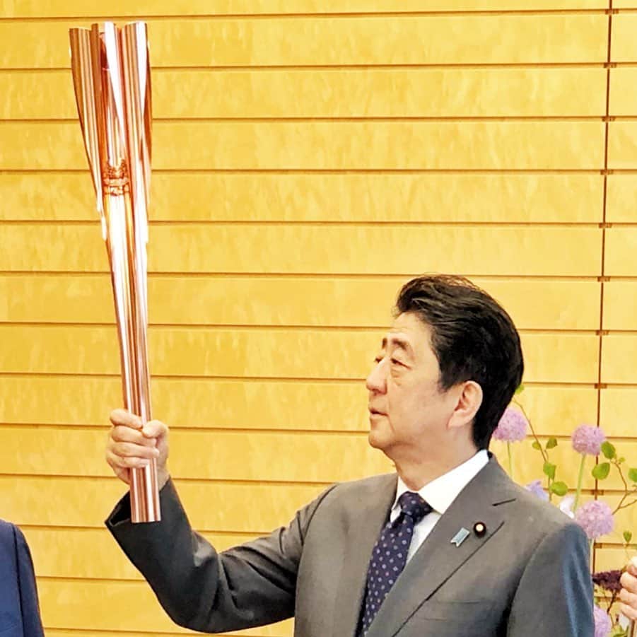 首相官邸さんのインスタグラム写真 - (首相官邸Instagram)「#安倍総理 からの#メッセージ ✍️ いよいよ来年三月、聖火リレーが始まります。そのランナーが手に持つトーチが、今週、官邸にやってきました。半世紀ぶりの東京オリンピック・パラリンピックがだんだん近づいてきたことを実感しました。 . #TOKYO2020 #オリンピック #パラリンピック #聖火リレー #トーチ 🔥 #olympics #paralympics #torchrelay #2020年 #3月26日 #福島県 #Jヴィレッジ にてグランドスタート 🏁  #上から見ると #桜 🌸 @shinzoabe @tokyo2020 @gorin」5月11日 14時07分 - kantei