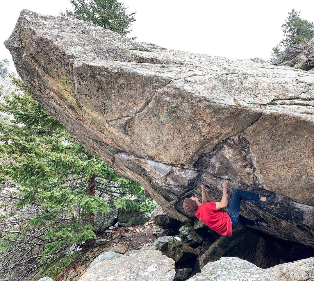 村井隆一のインスタグラム：「My first Colorado trip. Today was bad condition due to rain and snow. I tried The Game(8C), and I managed to solve each move of upper part. But the bottom part is wet, I couldn’t do. Hope for good weather! . 初のコロラドツアーです。到着した昨日から連日の雨と雪の影響を受けて出鼻挫かれました。。今日は念願のThe Gameをトライ。びちょびちょで染み出しが半端なかったものの、タオルで拭きまくって上部はなんとかコマ切れに解決。下部パートは濡れすぎてよく分からず。とりあえず早く晴れてほしい!🙈. . photo @odamomo36  #climbing#bouldering#Colorado#ボルダリング#コロラド @frictionlabs  @organicclimbing  @unparallelup  @rockmasterhq  @apexclimbingyotsuya」