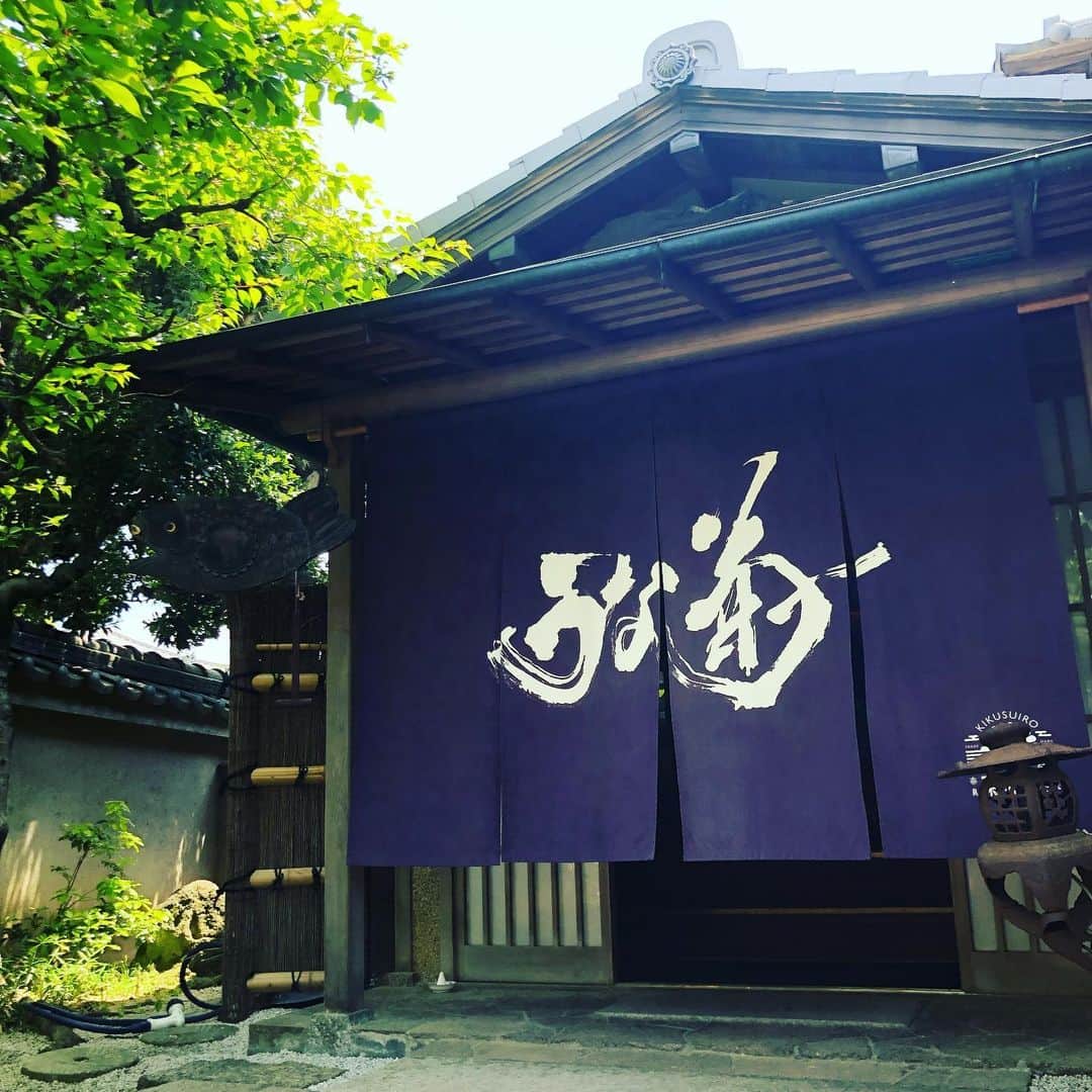 小川薫さんのインスタグラム写真 - (小川薫Instagram)「旅日記のつづき  先日の奈良でのお昼ごはんは老舗で鰻を食べ、春日大社へお詣りしたあとは奈良ホテルでお茶をしました☕️ 奈良ホテルに行くのは初めてでしたがクラシカルで素敵なホテル。 5月は新緑が鮮やかで歩くのも楽しいですね。最近はスニーカー率が高いです🌿  #salondeclover  #サロンドクローバー #小川薫 #おもてなし #おもてなし料理教室 #料理教室 #料理研究家 #テーブルコーディネート #テーブルコーディネーター  #大阪料理教室 #cookingclass  #tablesetting  #堀江 #堀江公園 #tablecoordinate #パーティーフード #おもてなし料理 #和食 #和食レッスン #おもてなし和食  #春の和食  #春の和食レッスン #アンティーク  #春日大社 #奈良ホテル #うな菊」5月11日 14時28分 - salondeclover