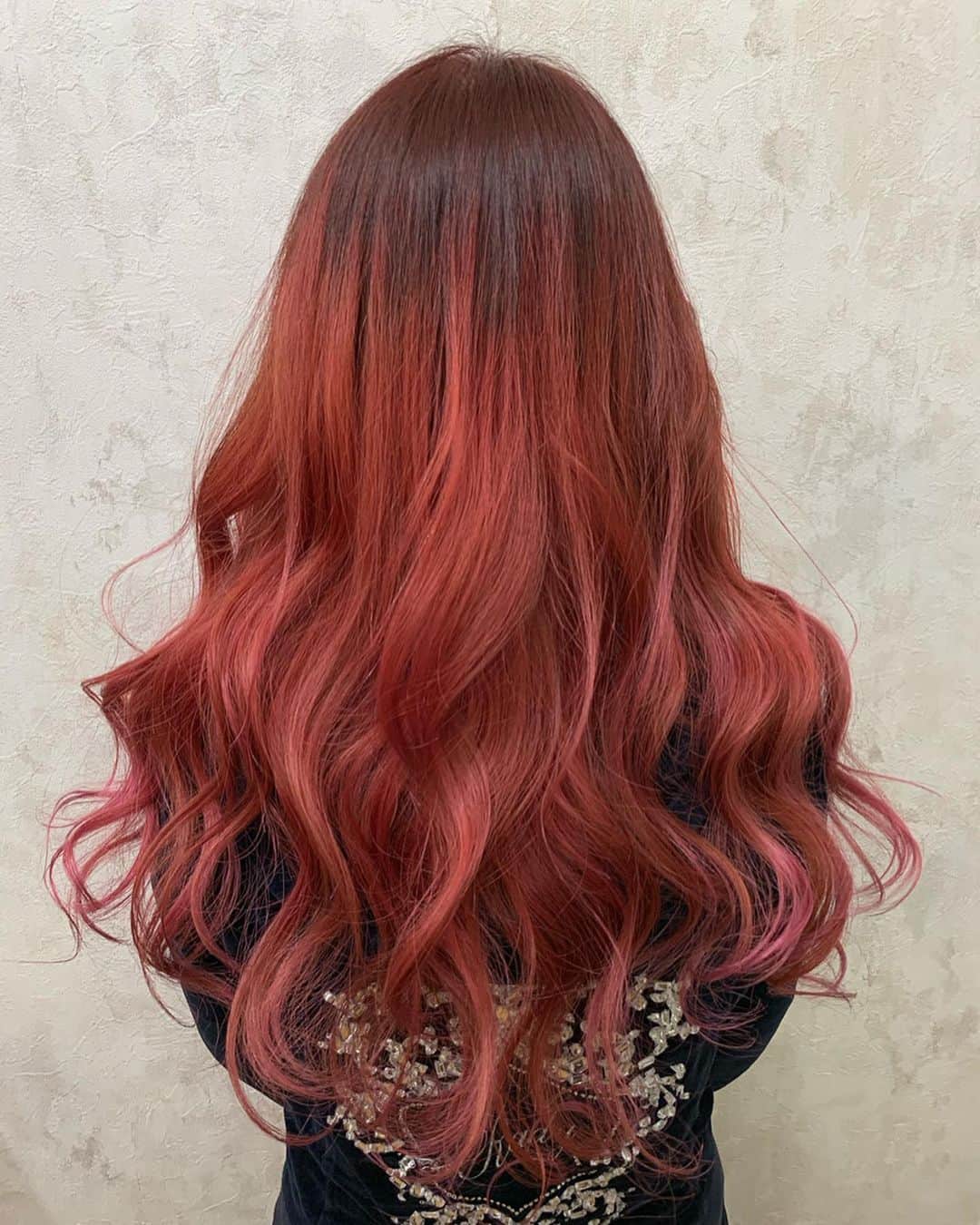 salon PRATiNO(サロンプラチノ)のインスタグラム：「. 💇🏽‍♀️❣️💇🏽‍♀️❣️💇🏽‍♀️❣️💇🏽‍♀️ 赤系グラデーションヘア ❣️💇🏽‍♀️❣️💇🏽‍♀️❣️💇🏽‍♀️❣️ ワントーンに飽きたら グラデーションヘアにして イメチェンしましょう😋💗 毛先をハイトーンにする事だけでも トレンド感が出せちゃいます💜  こんな原色系のグラデーションは ブリーチを全頭ではなく、 毛先の方にするだけでも出来るので 頭皮が痛くなるのが心配な方にも安心です❣️❣️ . . 【CLAVIS PRATINO】 ◇月曜日～土曜日 11:00～20:00 ◇日曜日 11:00～18:00 ※時間外はお問い合わせください。 愛知県名古屋市中区錦3-4-19石垣ビル７Ｆ ☎︎052-962-7017 . . #hairstyle #hair #cornrow #clavispratino #pratino #hairsalon #FIBREPLEX #nagoya #haircolor #love #特殊ヘア #ブラックヘア  #コーンロウ #ブレイズ  #派手髪 #ヘアカラー  #外国人風カラー#バレイヤージュ #グラデーション  #美容室 #ヘアサロン #クラビスプラチノ #名古屋 #栄 #錦」