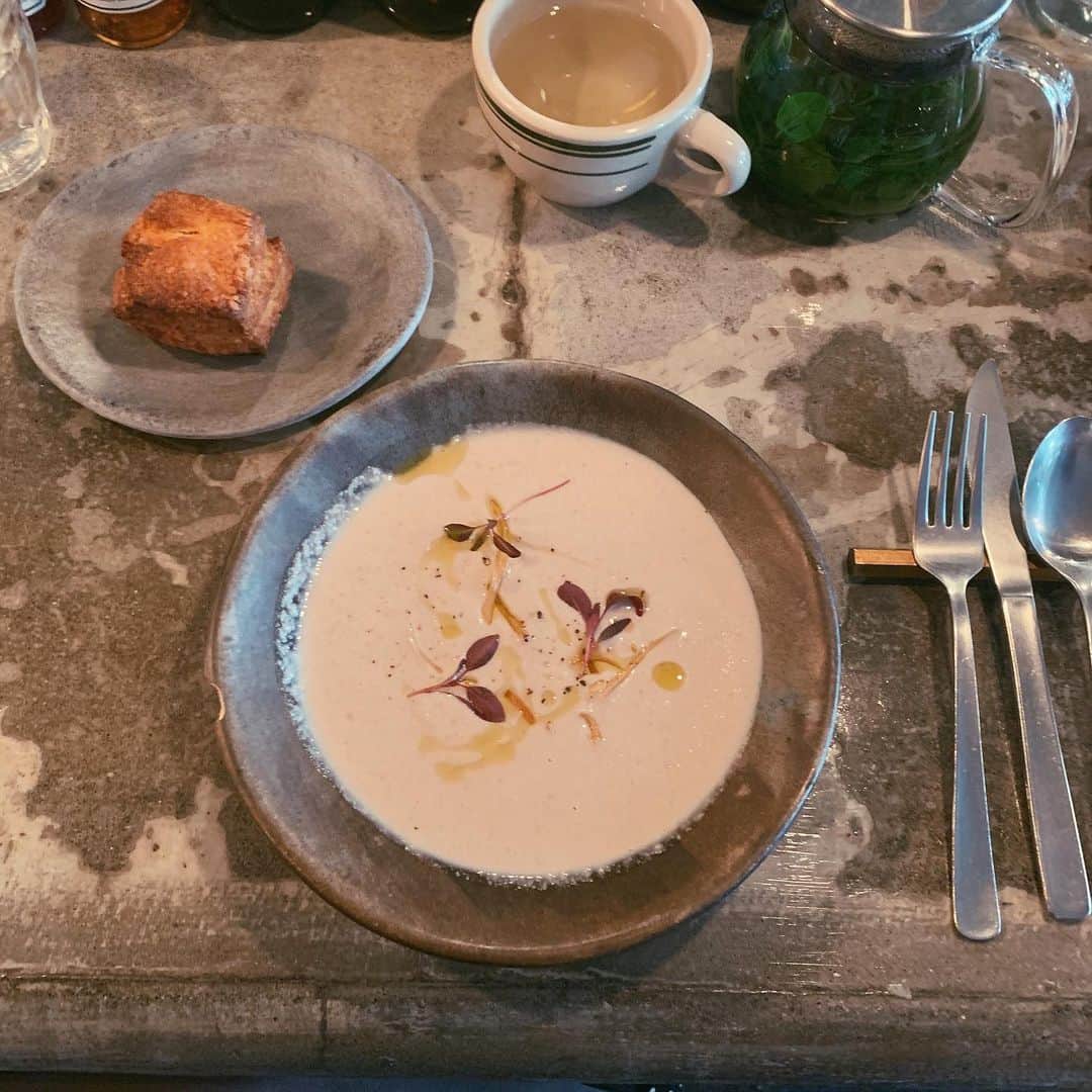 大津彩未のインスタグラム：「ごぼうの可能性を感じたスープ🥣。 素材の味がしっかりしているけどまろやかで美味しかった。 パンは売り切れだったので、リベンジしようと思います ◎ ㅤ #path #代々木八幡」