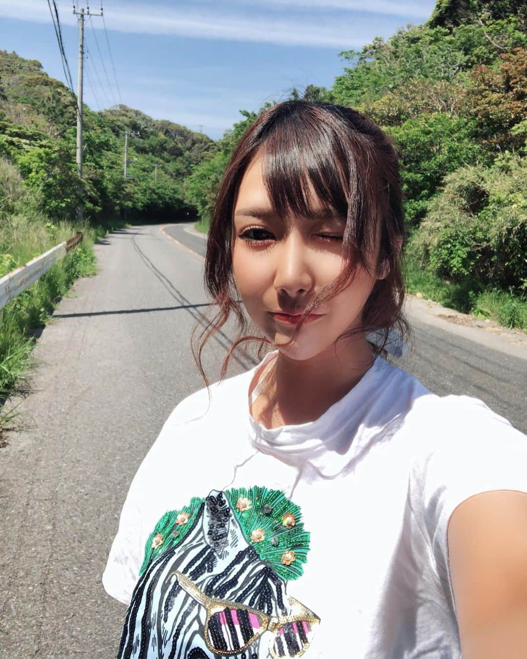 若月みいなさんのインスタグラム写真 - (若月みいなInstagram)「寝て起きたら緑に囲まれてた🌳🍃🌿 #shooting  #撮影  #ナチュラルハイ  #海ロケ  #日焼けものだから肌が焦げてるよ  #顔が寝起き  #山すぎて海どこってなったw  #ちなみに圏外  #ロケ終了後電波が入る所に移動しても特に誰からの連絡もなかった  #ケータイ無くても生きていける女優  #友達ぃ...」5月11日 14時45分 - wakatsuki_cmore