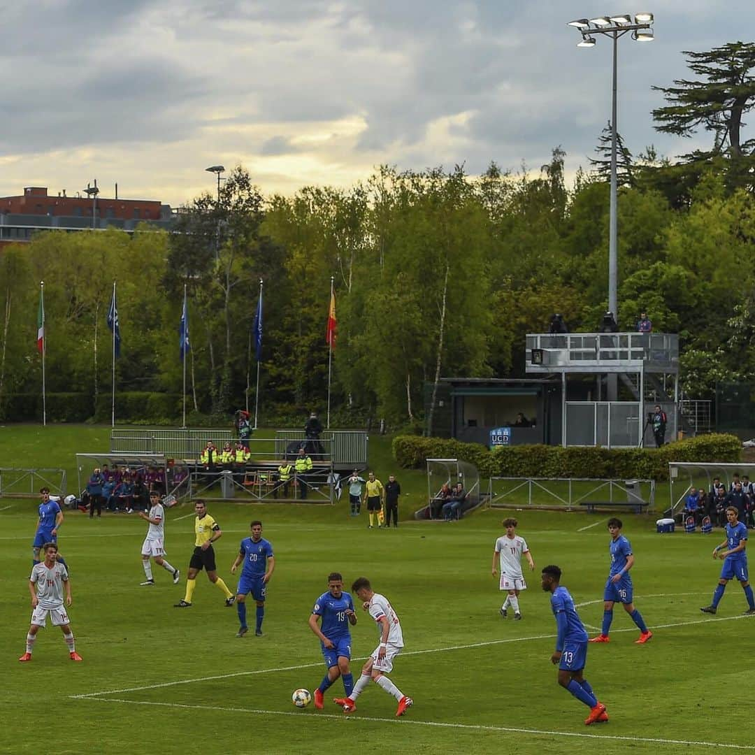 サッカーイタリア代表さんのインスタグラム写真 - (サッカーイタリア代表Instagram)「#U17Euro 🇪🇺 🇮🇹 #Azzurrini-show, #poker alla #Spagna 🇪🇸 e primi del girone!  L'articolo 👉🏻 www.figc.it 📋 A #Dublino l’#Under17 di #Nunziata stende 4️⃣-1️⃣ gli iberici nonostante il turnover. Evitata l’Ungheria, lunedì alle 17.30 ci sarà il #Portogallo!  #Europeo #VivoAzzurro」5月11日 14時40分 - azzurri