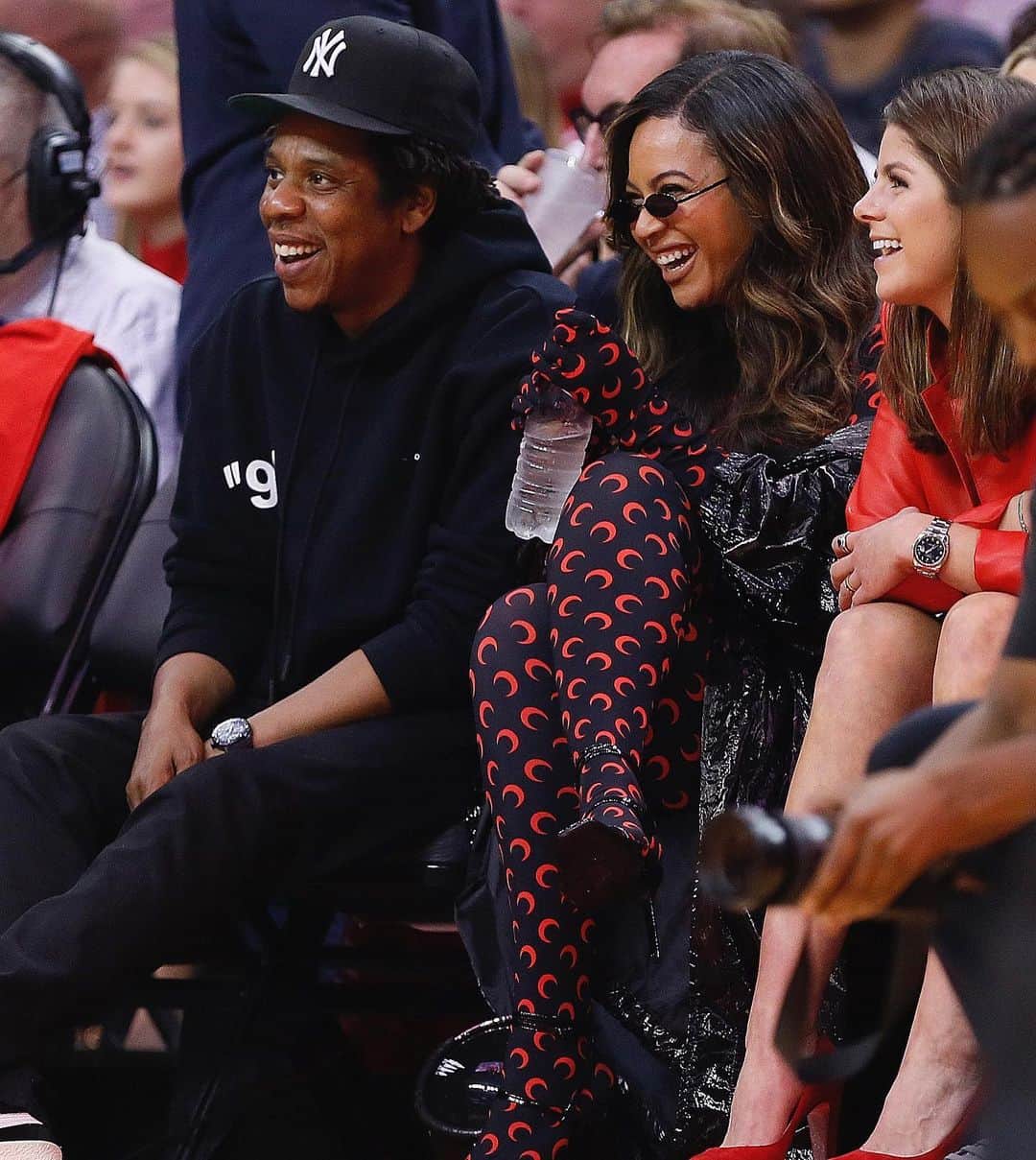 Just Jaredさんのインスタグラム写真 - (Just JaredInstagram)「@beyonce and Jay Z couple up courtside for a basketball date night! #Beyonce #JayZ Photos: Getty」5月11日 14時45分 - justjared