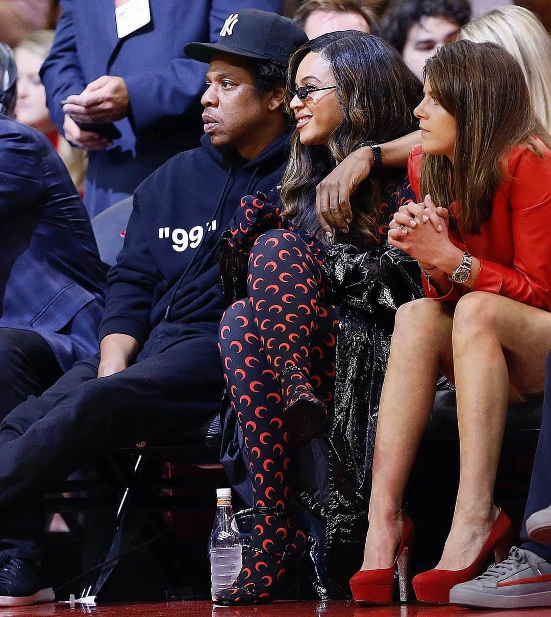 Just Jaredさんのインスタグラム写真 - (Just JaredInstagram)「@beyonce and Jay Z couple up courtside for a basketball date night! #Beyonce #JayZ Photos: Getty」5月11日 14時45分 - justjared