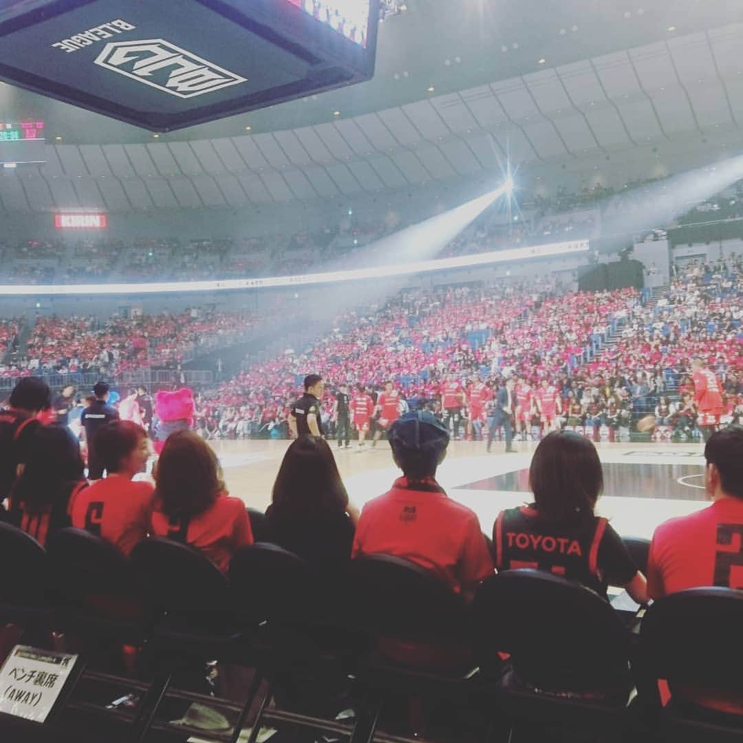 中村昌也のインスタグラム：「Ｂリーグファイナル❗  まさかのベンチ裏🙆  両チーム最高試合を期待します‼️ 試合終わりで優勝チームとシャンパンファイトの中継させて頂きます～✨ 是非～✨ #ｂリーグ #アルバルク東京  #千葉ジェッツ」
