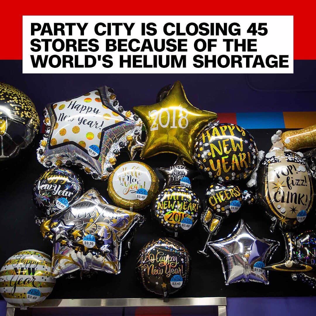 CNNさんのインスタグラム写真 - (CNNInstagram)「There's helium shortage on Earth, and that's bad news for balloons 🎈 Helium is the second-most abundant element in the galaxy, but Party City is struggling to find enough of the gas to fill its balloons—one of the company's most profitable services. Forty-five Party City locations will close this year as a result. Helium is a finite resource, and can be found in pockets buried under rock. But the gas is notoriously hard to capture because, well, it floats. (📸: Michael Nagle/Bloomberg via Getty Images)」5月11日 14時53分 - cnn