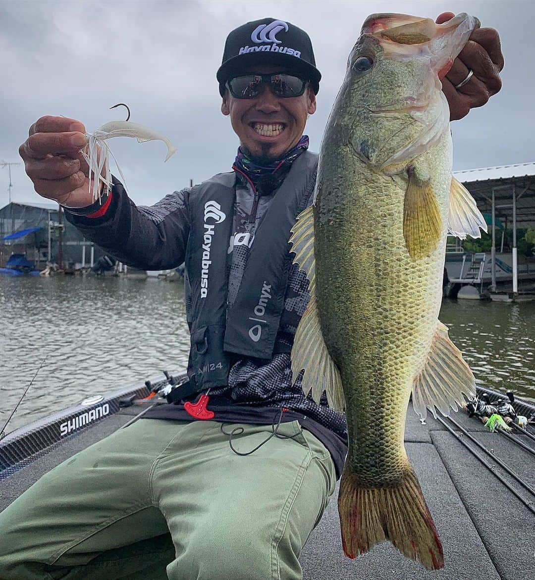 伊豫部健さんのインスタグラム写真 - (伊豫部健Instagram)「I caught good one at Lake Lewisville. I used my design blade jig is "ADDY"3/8oz and 10FTU Fin's P（Proto type） I had a good time!  レイクルイスビルにて、アディ3/8ozモンドリホワイトカラーに10ftu のプロトタイプのFin's P（フィンズピー）の組み合わせでナイスフィッシュがガッツリ👍 最高に楽しい時間でした‼️ さっ、B.A.S.S.イースタンオープン第2戦はテネシー州のレイクチカマウガに向け出発です💨 16時間くらいかな？？ 頑張りながら、気をつけて運転していきまーす(^^) @autogarage_omy @10tenfeetunder_kiob @ken_iyobe @obick_55 @ringstar_1889 @talex_fishing @hayabusa.fishing @hayabusafishinghooks @gary_international_kk @se9rets @sunline_japan @shimanofishing_jp #kiob #iyoken #イヨケン」5月11日 14時56分 - ken_iyobe