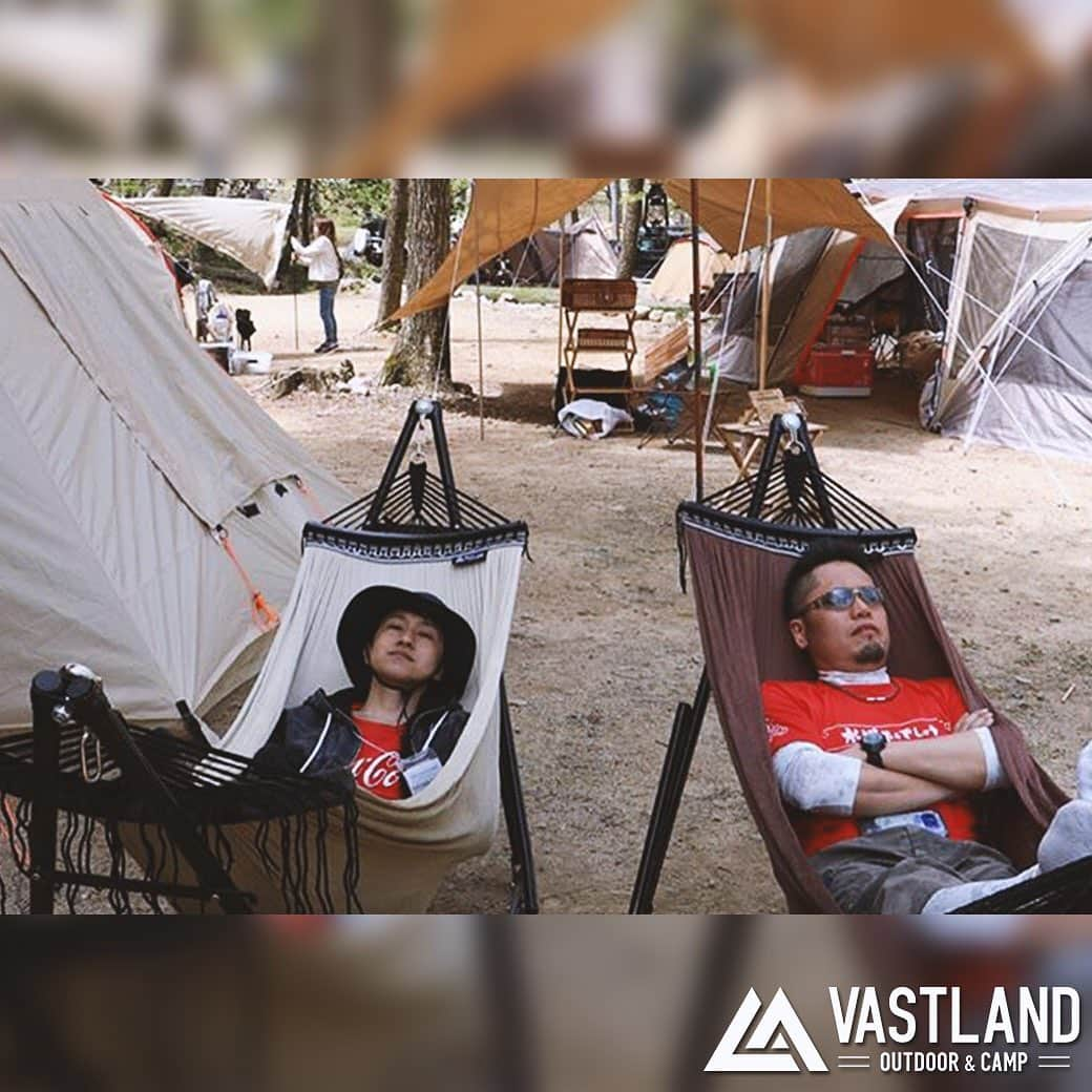 VASTLANDさんのインスタグラム写真 - (VASTLANDInstagram)「【VASTLAND×REPOST】 . .. VASTLANDのハンモックは自立式なので、レイアウトの自由度が高まります🌴🛌🌴 . ハンモックを好きな場所に並べてみてもおもしろいですね🤣 . .. Photo by  @makomako.camp 様 ※ @makomako.camp 様は【#VASTLANDアンバサダー 様】です。 . VASTLAND公式アカウントでのリポスト希望の方は【#VASTLANDリポート】を付けてVASTLAND製品をご投稿ください！ . .. ・掲載ギア・ #ハンモック . .. ▲▽掲載ギアはプロフィールのリンク（ @vastland.jp )もしくは、画像をタップしてチェック！▽▲ . .. #VASTLAND #ヴァストランド #キャンプ #camp #キャンプ好きな人と繋がりたい #キャンプギア #キャンプ道具 #キャンプ用品 #ソロキャンプ #デイキャンプ #ファミリーキャンプ #ファミキャン #グルキャン #ソロキャン #オートキャンプ #キャンプ女子 #キャンプ初心者 #キャンパー #キャンプ好き #キャンプしたい #アウトドア #outdoor #ベランピング #🏕 #⛺」5月11日 15時01分 - vastland.jp