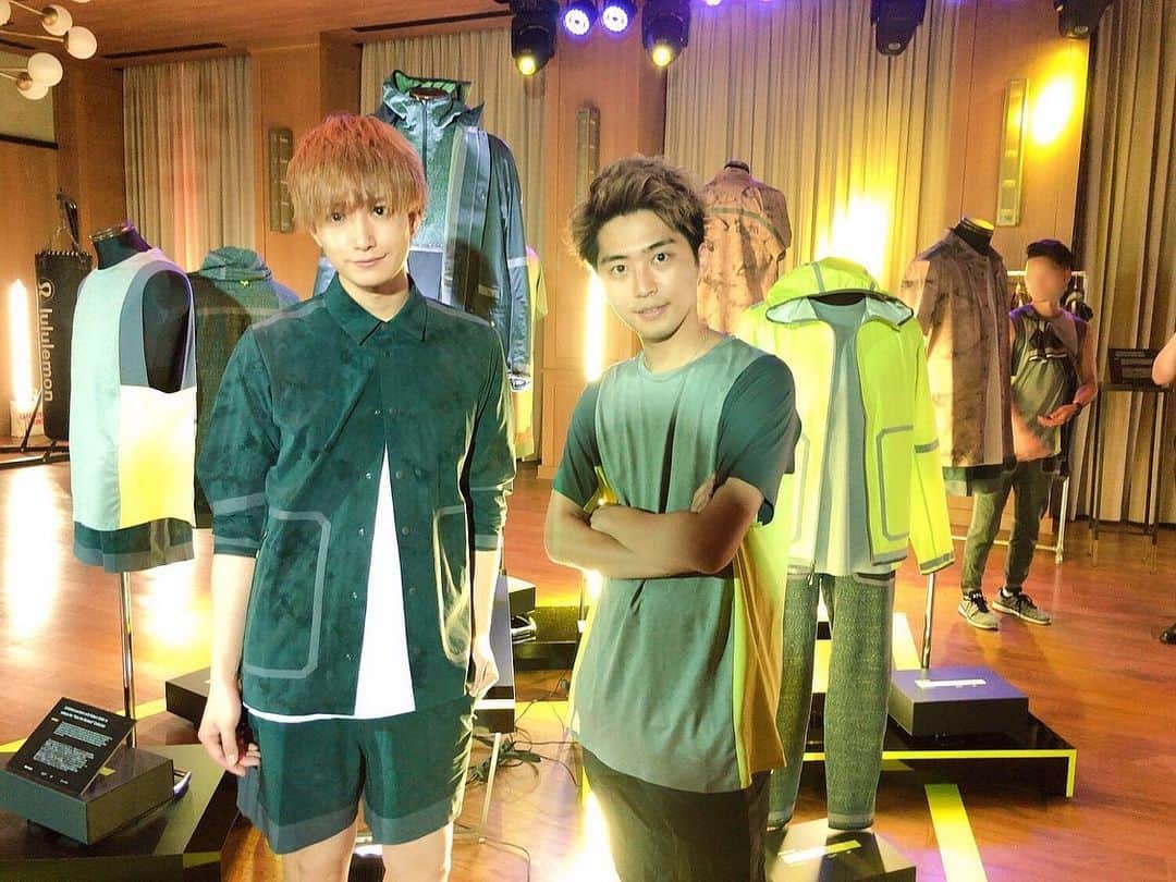 のインスタグラム：「.﻿ 🍋🧘‍♂️🎽﻿ ﻿ @lululemonjp にご招待いただき﻿ lululemon × Robert Geller ﻿ Launch Partyに参加してきました💎﻿ ﻿ #Lululemon のウェアは﻿ 肌触りと通気性が良くて﻿ デザインもかっこいいので﻿ 結構周りの友達も愛用者が多かったので﻿ すごく楽しみしてました🍋﻿ ﻿ 会場でしなしょこと﻿ 品川翔くんにも﻿ 久々に会えました🙆‍♂️<顔面100点﻿ ﻿ lululemonの新作のウェアを﻿ 実際着てみたら﻿ 軽いし動きやすいし、﻿ トレーニングにも稽古着にも﻿ 普段着としても愛用できそうです🙆‍♂️﻿ ﻿ 日々トレーニングに励む﻿ 意識高い系男子・女子に﻿ おすすめ🤘﻿ ﻿ #﻿ルルレモン #ヨガ #yoga  #トレーニング #一日一汗」