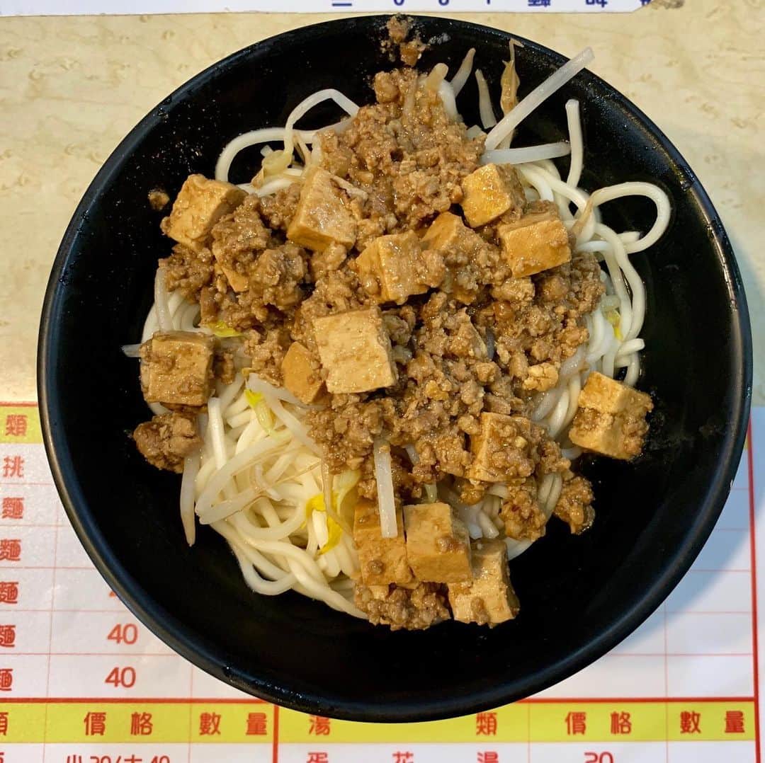 本谷亜紀さんのインスタグラム写真 - (本谷亜紀Instagram)「台湾でのご飯。あまりにもお腹すいてて、全然調べないで入った、台北駅の地下にある、150円くらいの混ぜそばと、塩ワンタン麺が、まさかの大ヒット❗️店名読めなかったんだよね。。 #台湾 #台湾ご飯 #ラーメン #らーめん #拉麺 #라면#ramen#noodle  #つけ麺 #まぜそば #汁なし #麺 #麺活 #ラーメン巡り #ラーメンインスタグラマー #麺スタグラム #rameninstagramer  #travel #foodie」5月11日 15時06分 - akichi0518_ramen