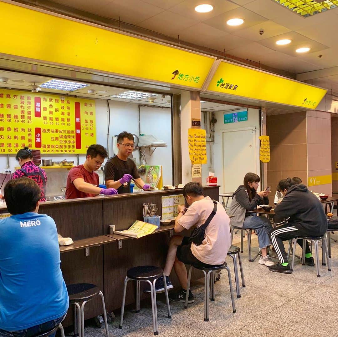 本谷亜紀さんのインスタグラム写真 - (本谷亜紀Instagram)「台湾でのご飯。あまりにもお腹すいてて、全然調べないで入った、台北駅の地下にある、150円くらいの混ぜそばと、塩ワンタン麺が、まさかの大ヒット❗️店名読めなかったんだよね。。 #台湾 #台湾ご飯 #ラーメン #らーめん #拉麺 #라면#ramen#noodle  #つけ麺 #まぜそば #汁なし #麺 #麺活 #ラーメン巡り #ラーメンインスタグラマー #麺スタグラム #rameninstagramer  #travel #foodie」5月11日 15時06分 - akichi0518_ramen