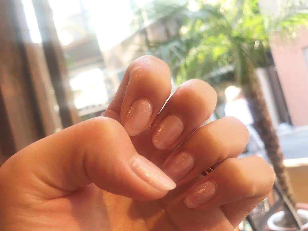 高橋ユウさんのインスタグラム写真 - (高橋ユウInstagram)「Nail💅 薄いラメで初夏気分🌴 挙式に向け、ネイルのケアも入念にしてもらっています！  #エオストレ でやってもらっています😍  普段の生活でボロボロになりやすいので、つまりガサツなので🤫普段はネイルオイルで乾燥を防ぐ作戦です。  結婚式楽しみだなー🤵✨👰 #nail #shellacnails  #シェラック」5月11日 15時07分 - takahashiyu.official