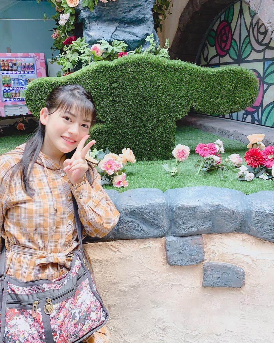 高岡薫のインスタグラム：「なんと、念願の、サンリオピューロランドに行くことができましたっ🥰2枚目が昨日載せた写真だよ！10年くらい前に来て以来かな？？本当に楽しかったです！ シナモンの車みたいなのでお写真撮ったよ！しっぽがふわふわだった…〜キキ&ララ〜トゥインクリングツアー行ったよ！！可愛かった… そしてパレード最高だった！！Miracle Gift Parade 本当に良かったです🥰  感想はまたじっくり書くよー！  #サンリオピューロランド #リトルツインスターズ #キキララ #miraclegiftparade #ハローキティ #ダニエルスター」