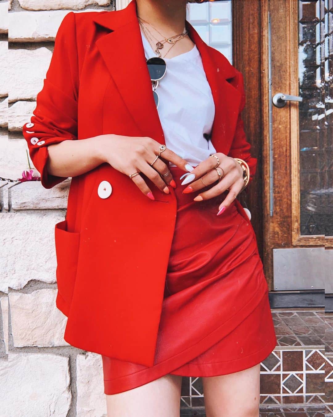 AikA♡ • 愛香 | JP Blogger • ブロガーのインスタグラム：「When you don’t have a matching skirt with a blazer for a skirt + suit set look. So you make it work your way ❤️ I am OBSESSED with suit trend 🍒 Especially in colors 🌈 Can’t wait to get my hands on the lavender short suit set from @aimeesong ’s new clothing line @songofstyle @revolve 💟 ✨ Who’s excited for the launch in 3 days as much as I am?! 😍🤩🙌🏻 ——— 最近パンツでもショートパンツでもスカートでも、スーツスタイルがめっちゃ好きででもセットアップがなかったからクローゼットの中から持ってるアイテム使ってそれっぽくしたの♥️ トレンド感とオシャレ度一気に増すょ➰ 今のウィッシュリストゎラベンダーカラー💜のセットアップ!! ..... #suitstyle #petitefashion #redonred #springfashion #hmxme #mystyletoday #detailshots」