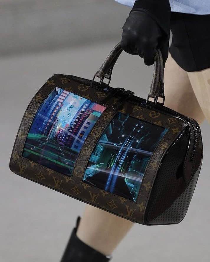 Vogue Runwayさんのインスタグラム写真 - (Vogue RunwayInstagram)「Among the Elizabethan-meets-disco ruffs, Blade Runner suiting, and Chrysler Building embellishment, shown as a part of @LouisVuitton’s Resort 2020 show were a handful of bags with functioning canvas video screens on their sides. Called the “Canvas of the Future,” LV’s latest bags are a prototype, the first of their kind to walk a runway show. The moldable, flexible screens are made of AMOLED technology—the same LED lights found in some smartphones—and allow for a 1920 x 1440 resolution. The goal, according to a press release from Louis Vuitton, is to eventually blur the lines between your smartphone and your sac. Tap the link in our bio for more details.」5月11日 6時22分 - voguerunway