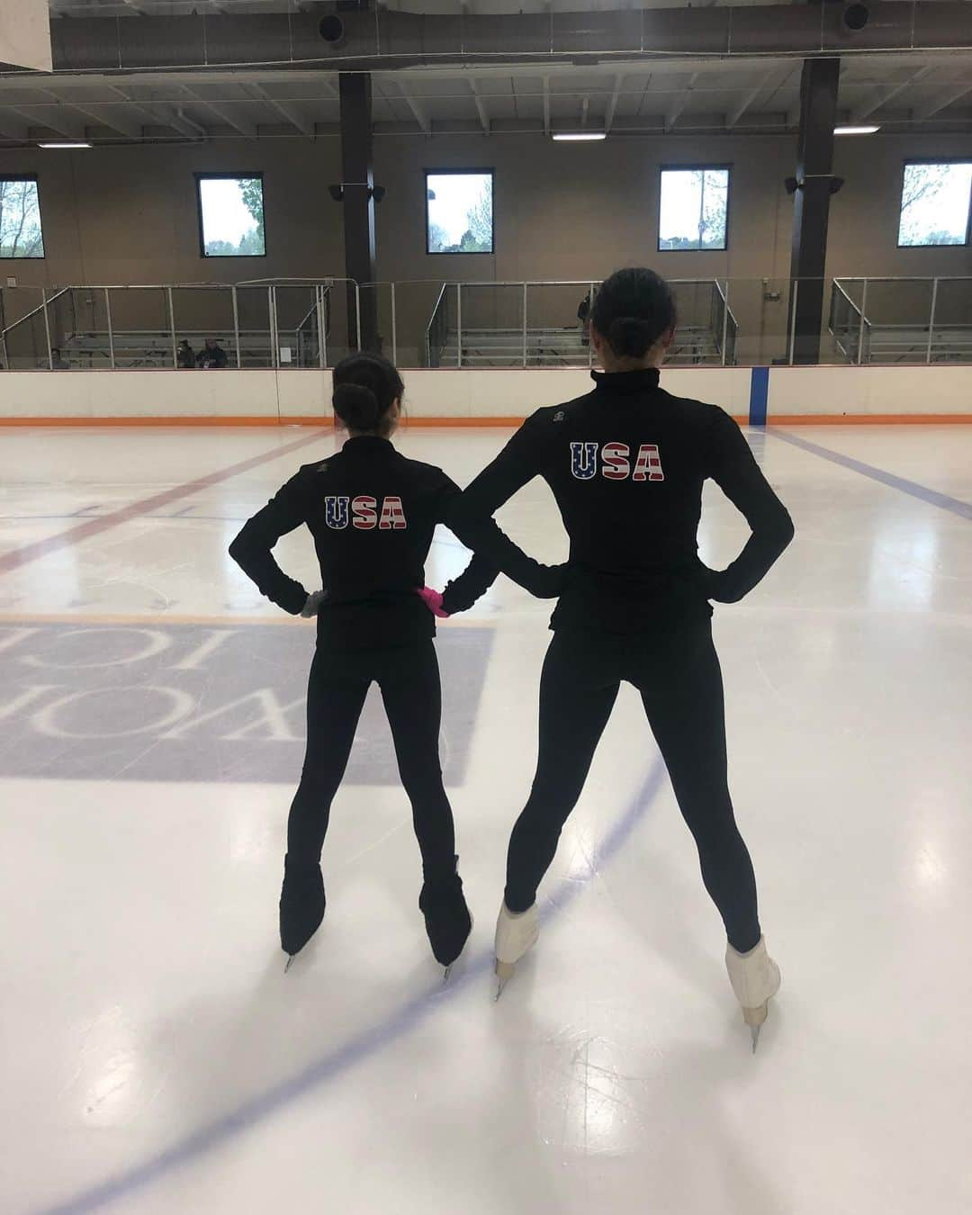 長洲未来さんのインスタグラム写真 - (長洲未来Instagram)「Wearing the old @usfigureskating jackets. One of us is too small to fit into the new one and one of us didn’t get one because she didn’t compete this season. Not hard to figure out which is which. 😝  We have another thing in common...guess what it is!  Side note: Alysa’s triple axel broke my record for the fastest rotation. According to the data analysis, she can rotate at a speed of 5.5 turns per second. What an amazing future. 🤯」5月11日 6時23分 - mirainagasu